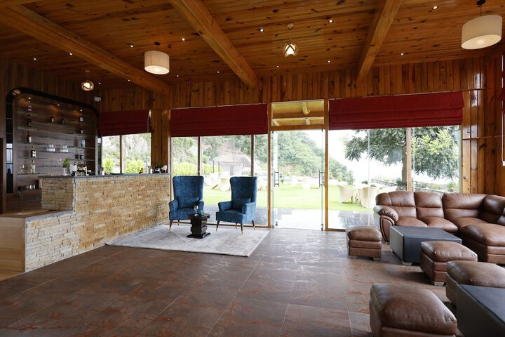 Lounge 27 of 57