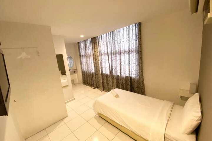 Room 10 of 27