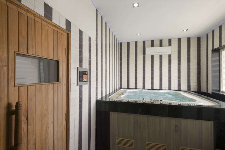Hotel Pool
