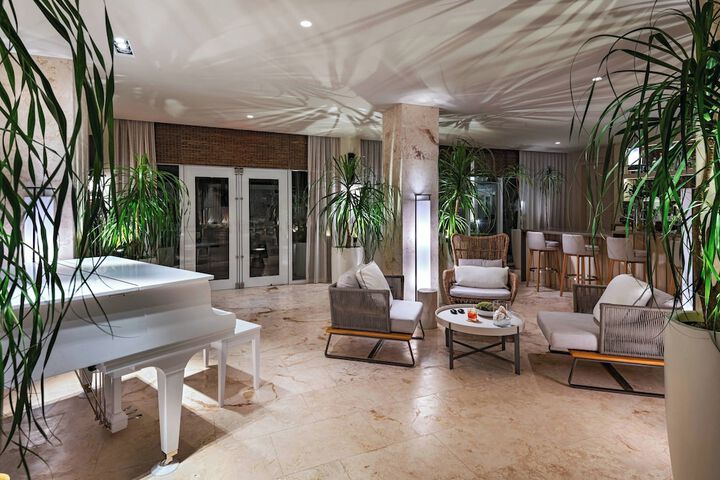 Lounge 88 of 114