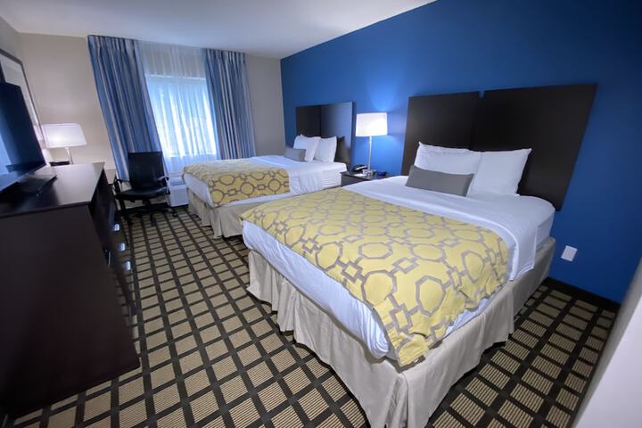 2 Queen Beds (5 of 7)