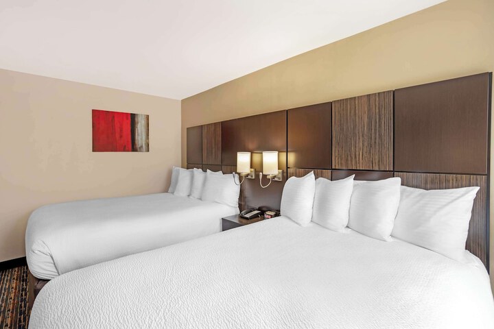 1 Queen Bed High Speed Internet Accessible Refrigerator, Coffee Maker, Hairdryer Full Breakfast (23 of 26)