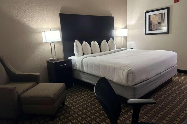 1 King Bed Microwave and Refrigerator WiFi Full Breakfast (20 of 26)