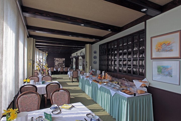 Dining 10 of 12