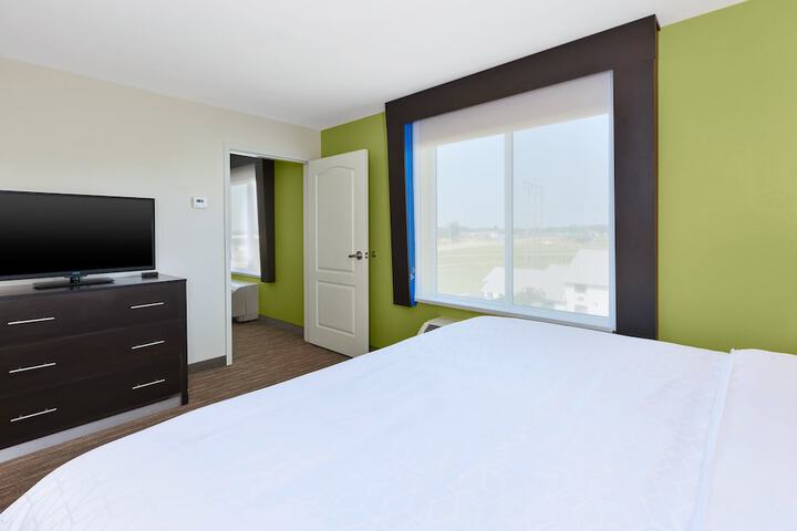 2 Queen Beds (7 of 15)