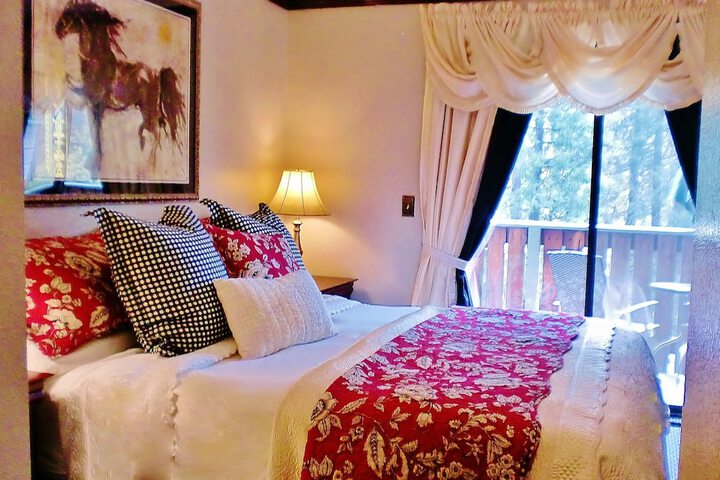 Deluxe King Bed Partial Lake View (39 of 48)