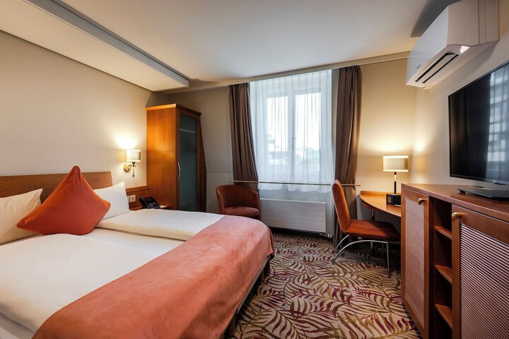 Room 65 of 132