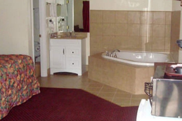 1 Queen Bed (3 of 3)