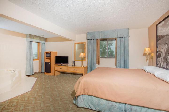 1 King Bed (8 of 20)