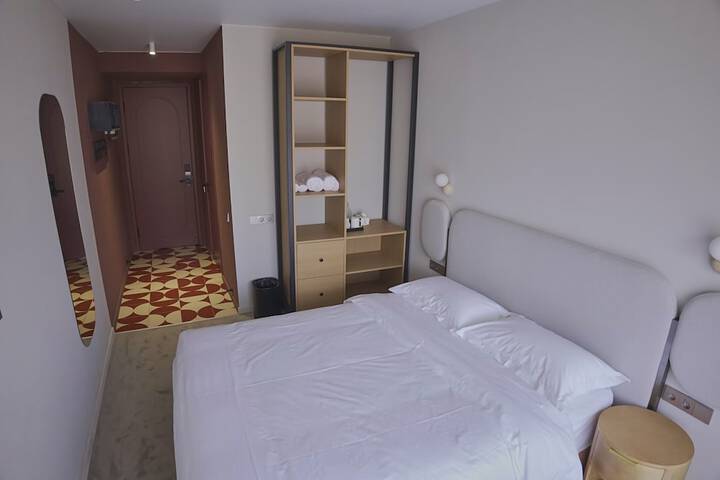Room 9 of 19