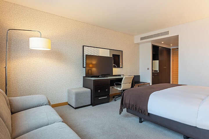 Room 27 of 82