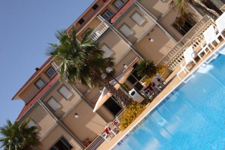 Hotel Pool