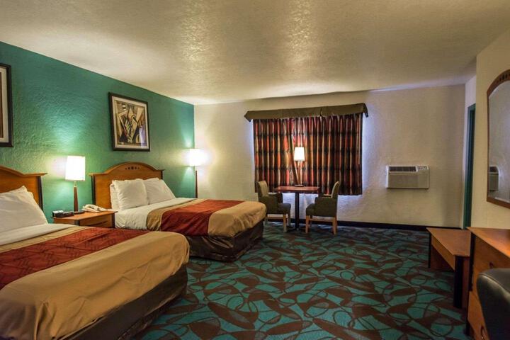 2 Double Beds (6 of 20)