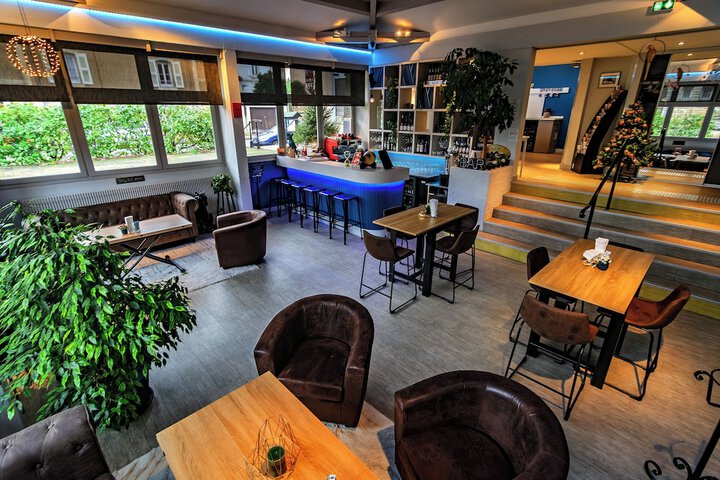 Lounge 43 of 53