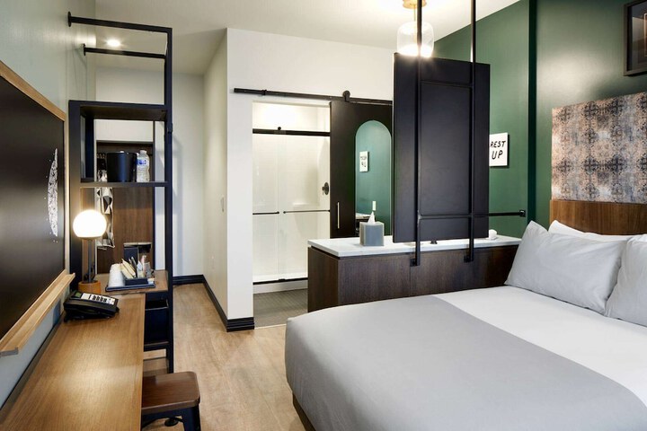 1 King Deluxe Room (4 of 23)