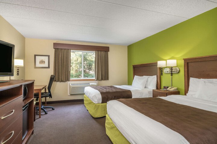 1 Queen Bed Accessible Room (13 of 15)