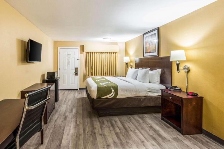 1 King Bed (5 of 9)