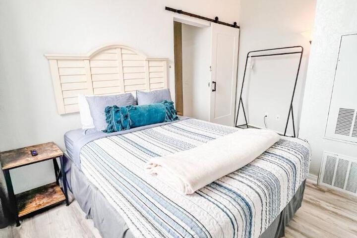 Photo of 2BR Top Floor Suite Free Parking - Convention Center