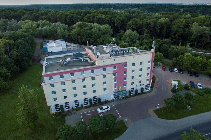 Hotel Exterior 32 of 34