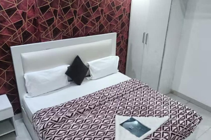 Room 10 of 13