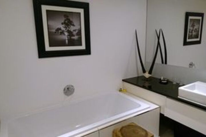 Room 6 of 18