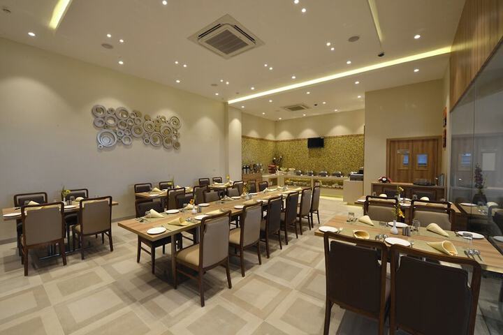 Dining 12 of 16