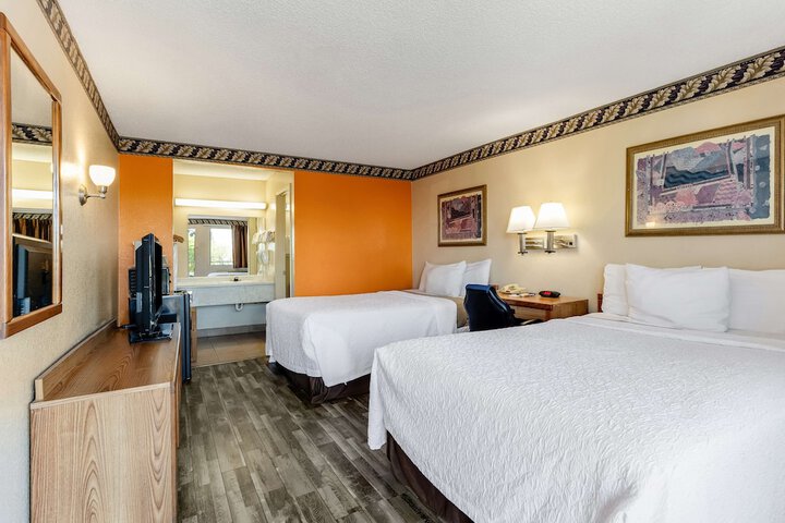 2 Double Beds (10 of 15)
