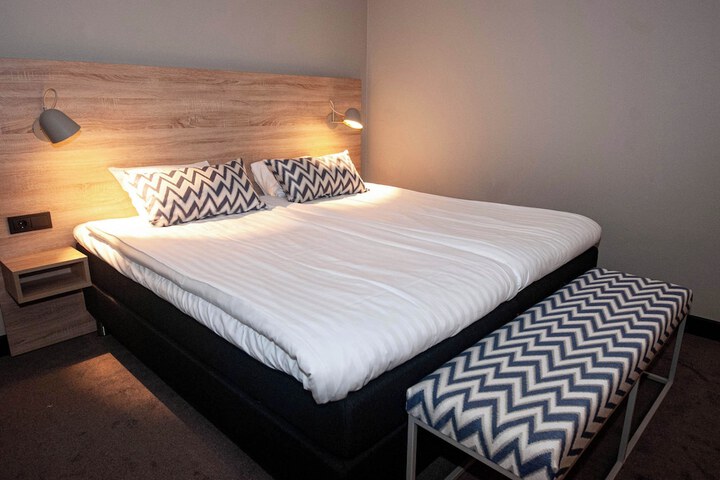 Room 17 of 36