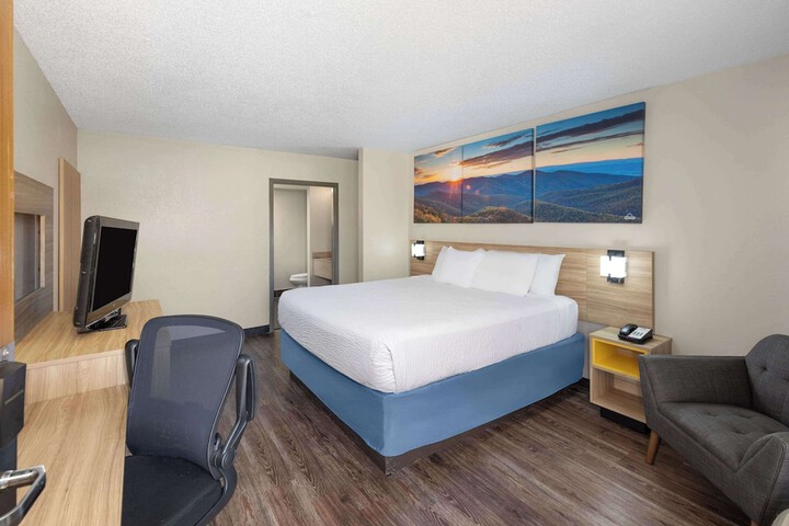 1 King Bed (4 of 16)