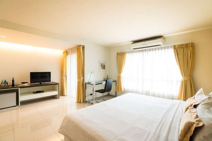 Room 10 of 80
