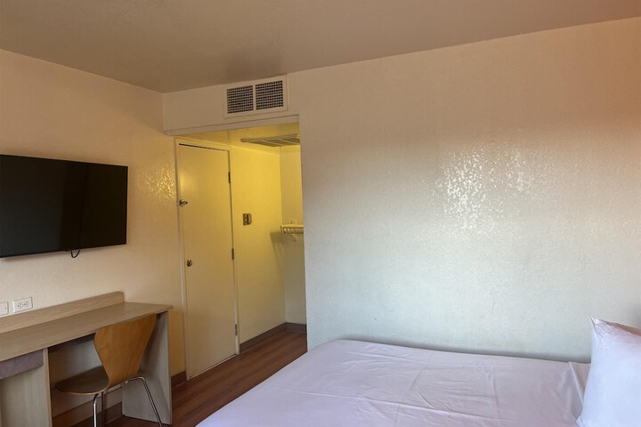 Room 14 of 42