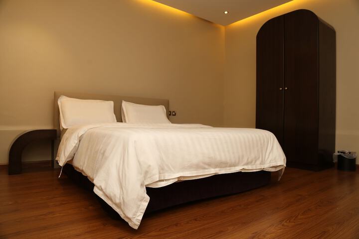 Room 4 of 34
