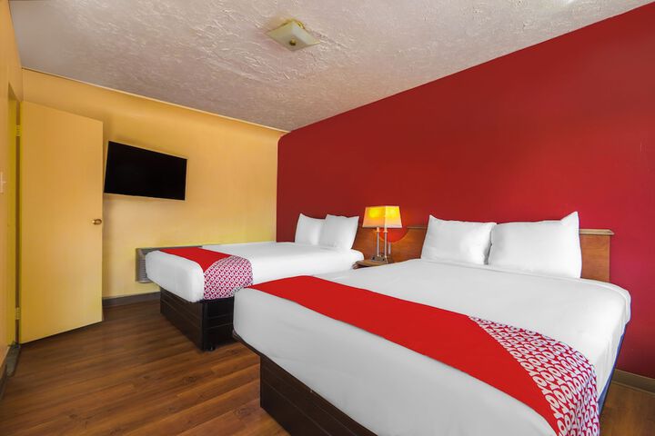 1 Queen Bed (16 of 17)