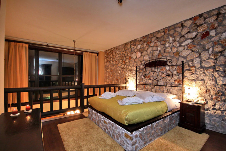 Room 6 of 8