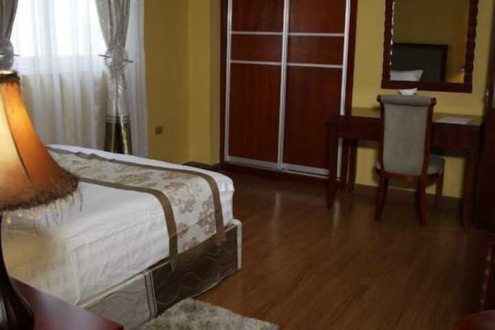 Room 6 of 14
