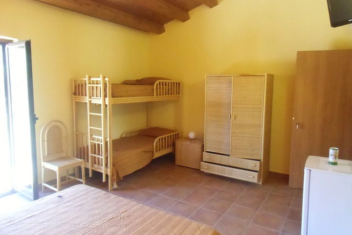Room 4 of 9