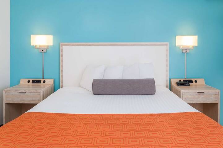 1 King Bed (4 of 7)