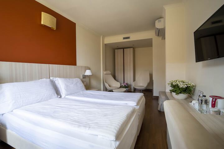 Room 5 of 31