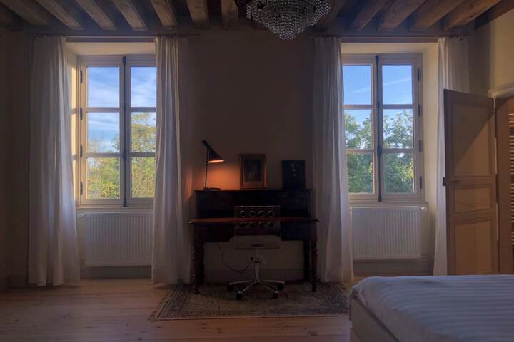 Room 27 of 144