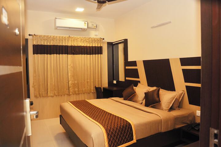 Room 6 of 12