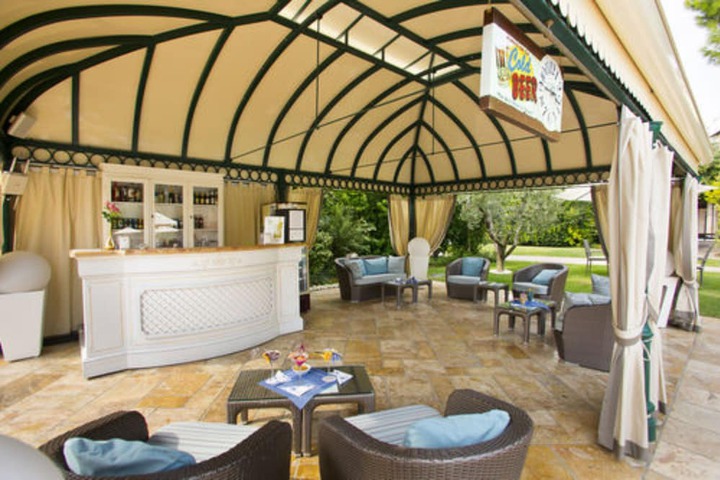Lounge 100 of 112
