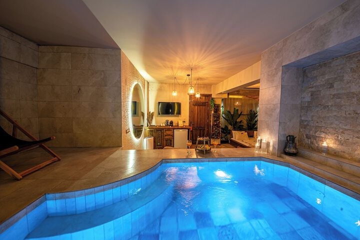 Pool 90 of 124