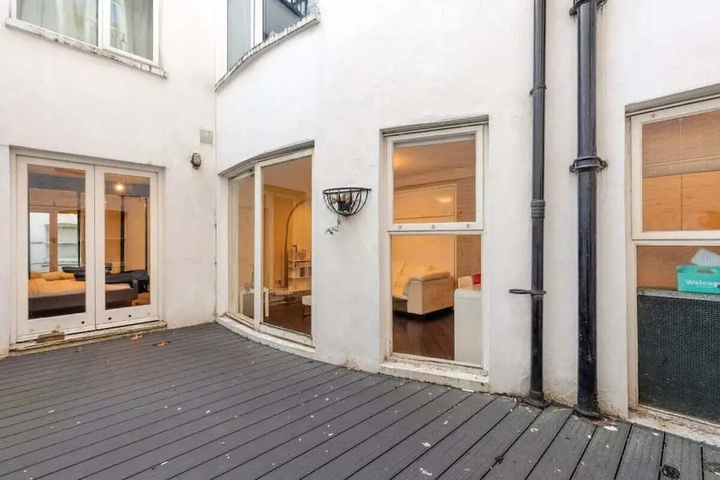Spacious 1 Bed Flat W / patio in Central London