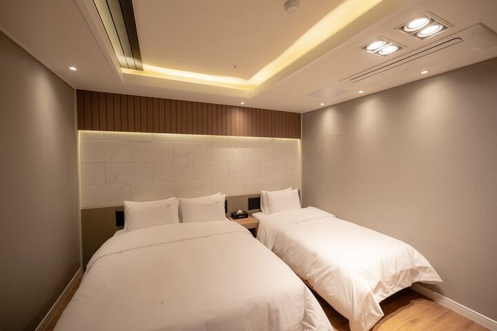 Room 19 of 28