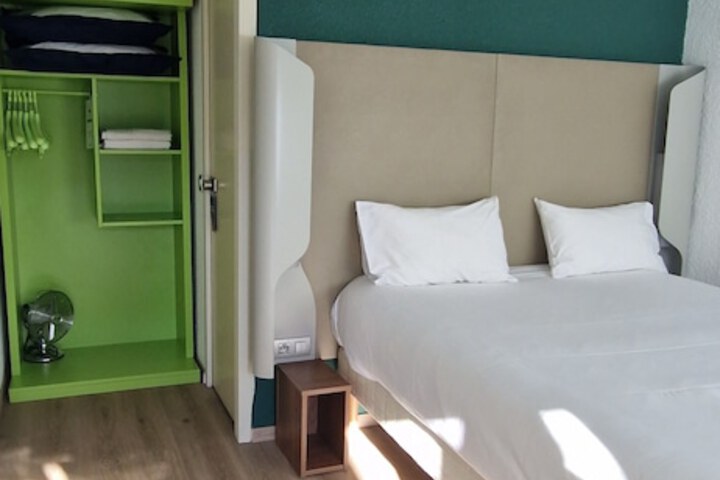 Room 6 of 66