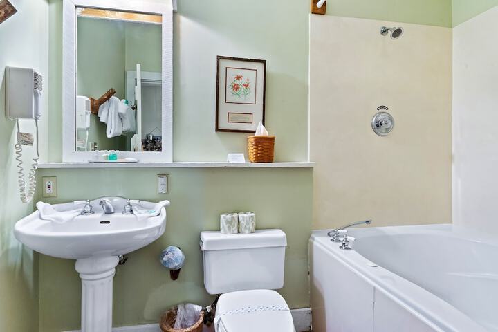 Snug Hug Queen Suite with Fireplace (16 of 131)