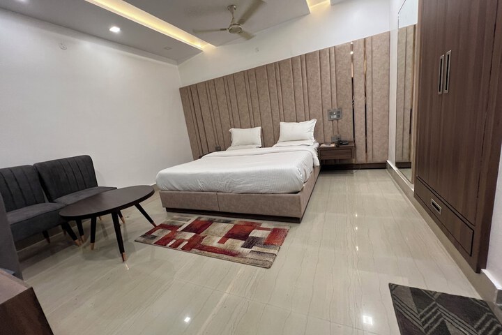 Room 3 of 221