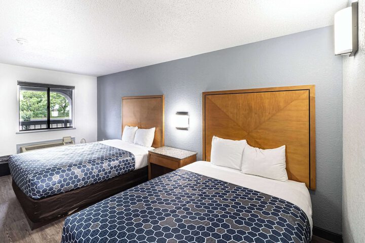 1 Queen Bed Accessible (23 of 25)