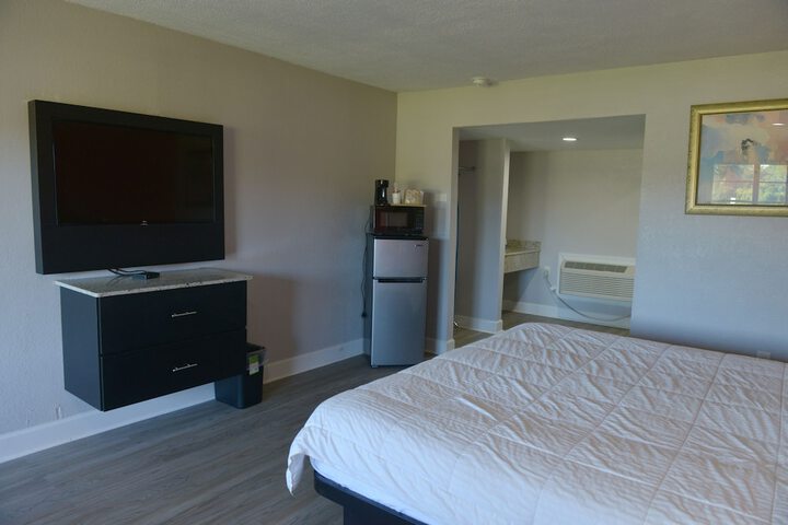 1 King Bed (4 of 24)