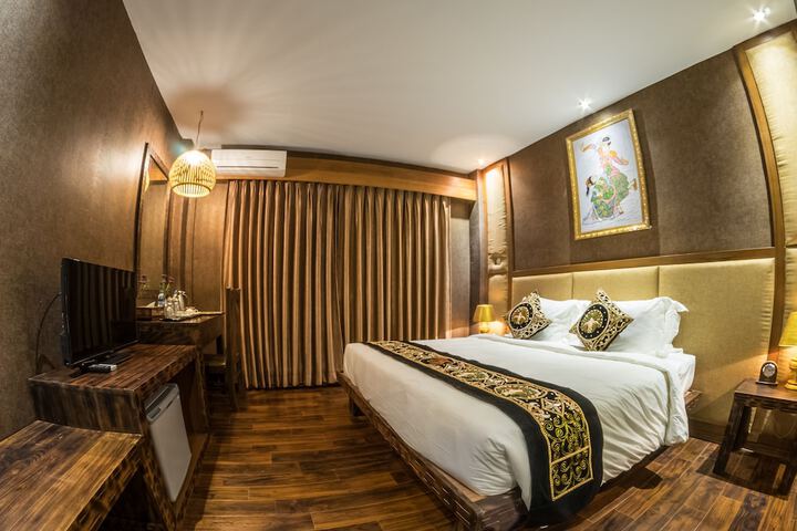 Room 8 of 33